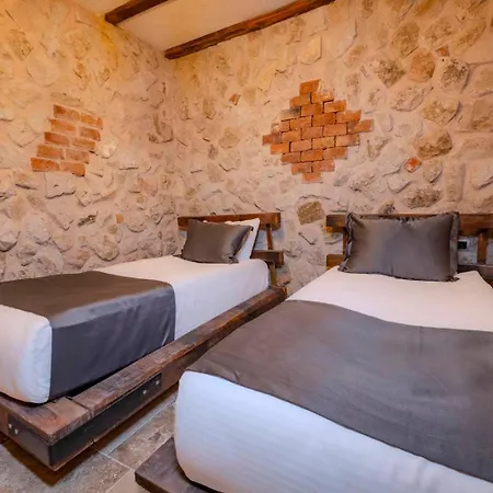 Tuna Hotel *